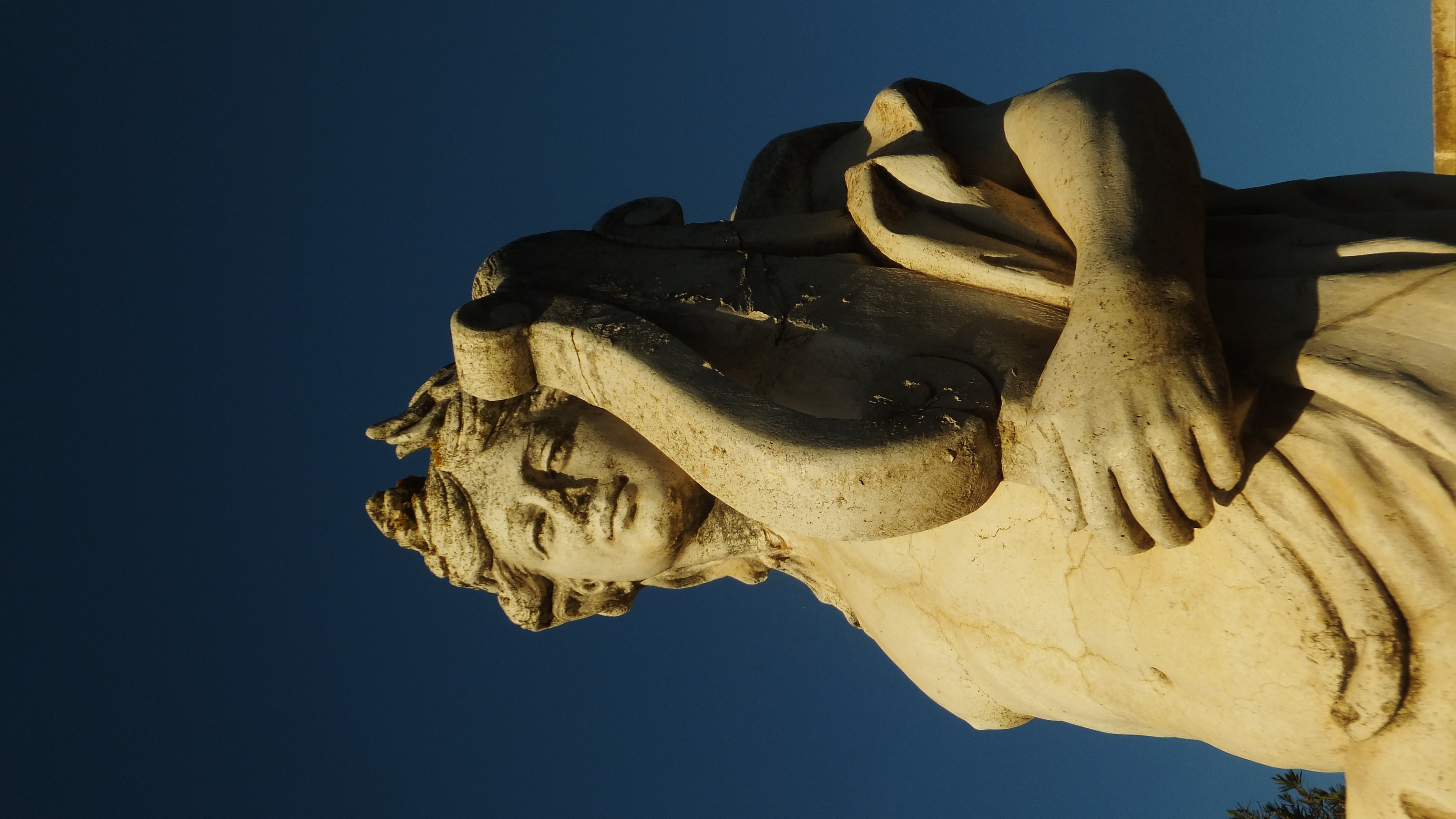 "Pensando en mi felicidad, me acordé de ti." #CalaSantanyi